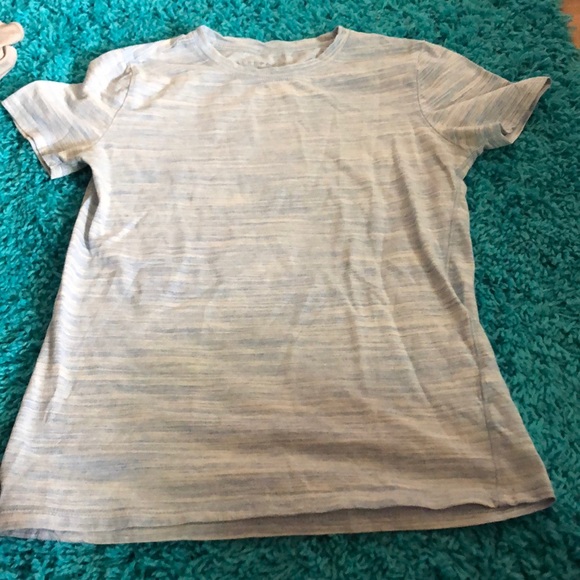 2 t-shirts - Picture 3 of 4